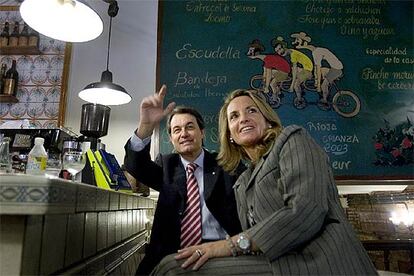 El líder de CiU, Artur Mas, y su esposa, Helena Rakosnik, después de votar por la mañana en Barcelona.