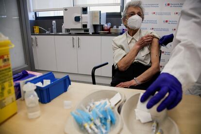 Una mujer se vacuna de la gripe y de la tercera dosis de la covid el lunes 25 de octubre en Madrid.