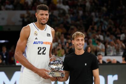 Tavares recibe el trofeo al mejor jugador de manos de Sergio Canales.