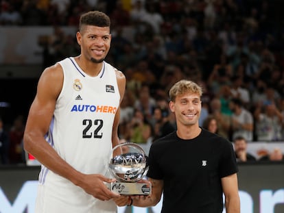 Tavares recibe el trofeo al mejor jugador de manos de Sergio Canales.