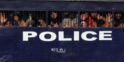 Un grupo de estudiantes detenidos por la policía durante una protesta en Birmania.
