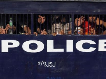 Un grupo de estudiantes detenidos por la policía durante una protesta en Birmania.