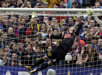 Pau López encaixa el primer gol del Barcelona, de Messi.