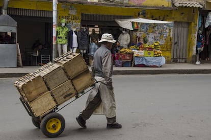 La Unidad de Estadsticas Municipales del Gobierno Autnomo Municipal de La Paz estima en 1.320 el nmero de cargadores de soga que trabajan actualmente  en la ciudad, ms del 60% de ellos viven en condiciones de pobreza moderada o extrema.