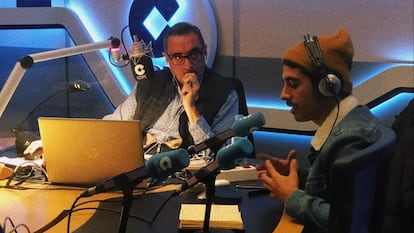 Carlos Herrera y su hijo Alberto, en los estudios de la cadena Cope.