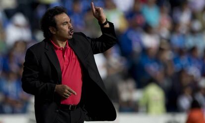Hugo Sánchez durante un partido en México