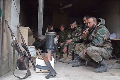 Soldados sirios se toman un descanso en Alepo este viernes. 