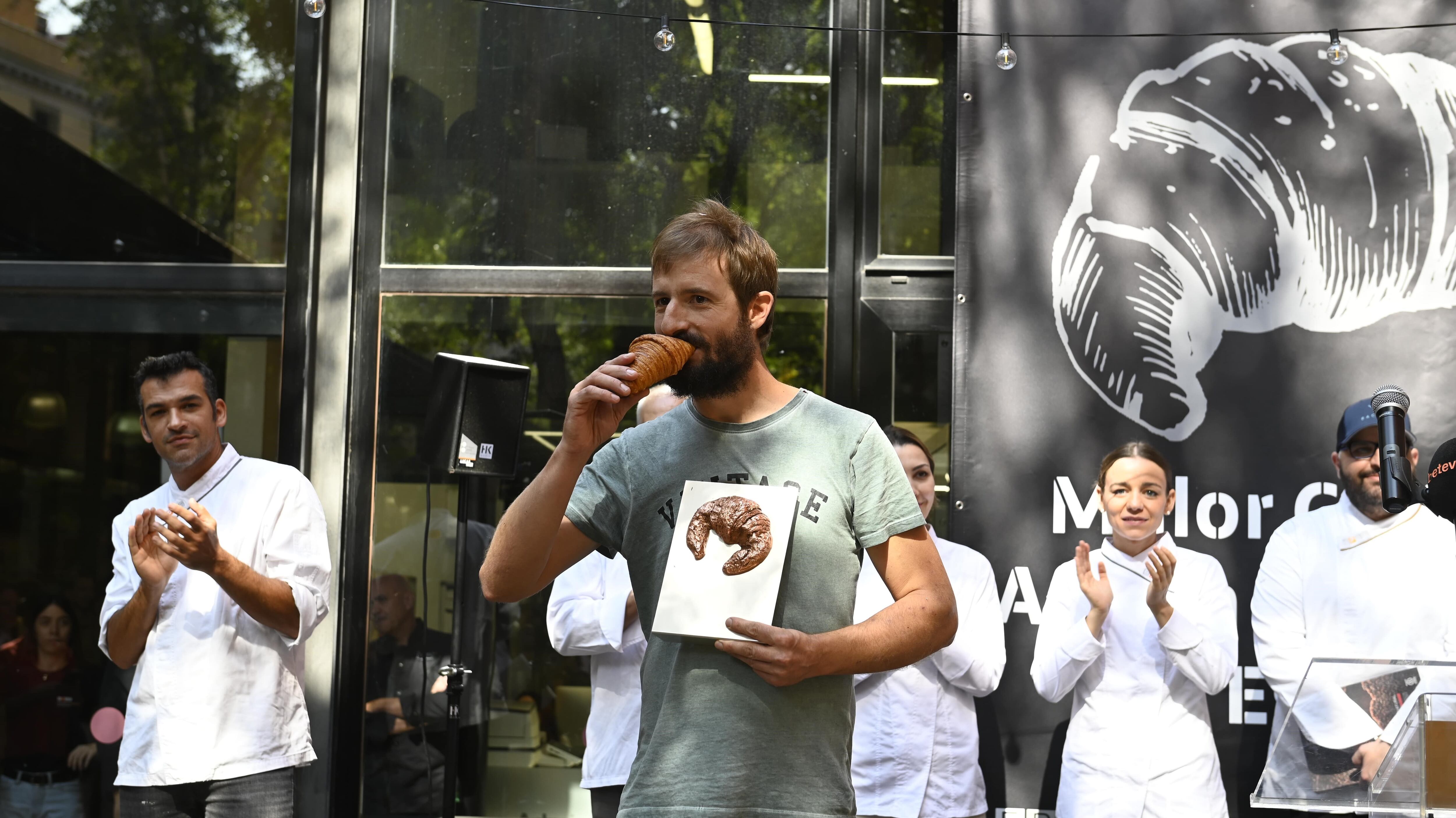 Gil Prat con el premio de mejor cruasán de 2023.