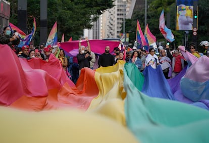 Varios activistas marchan con una bandera arcoíris gigante en apoyo de los derechos LGTBI en el Día Internacional contra la Homofobia, la Transfobia, la Bifobia y contra el presidente de Brasil, Jair Bolsonaro, en São Paulo (Brasil) el martes. 