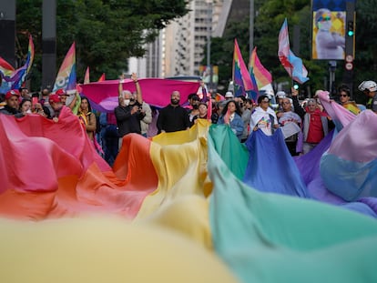 Varios activistas con una bandera arcoíris en apoyo de los derechos LGTBI.