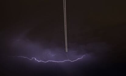 Un avión en vuelo durante una tormenta del monzón en Las Vegas, Nevada.