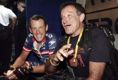 Robin Williams faz piadas com o ciclista Lance Armstrong antes do início da vigésima quinta etapa do Tour da França de 2004.