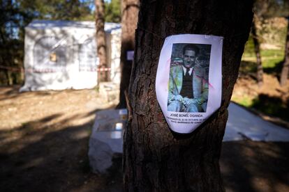 Cartel con una imagen de José Bonel Oganda, asesinado en el Barranco de Viznar.