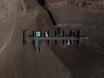 La emergencia se extenderá a Barcelona, Girona y a 200 municipios más, que se unirán a los 37 de Girona y Tarragona, donde ya estaba vigente. En la imagen, vista aérea del pantano de Sau (Barcelona), el 27 de enero.