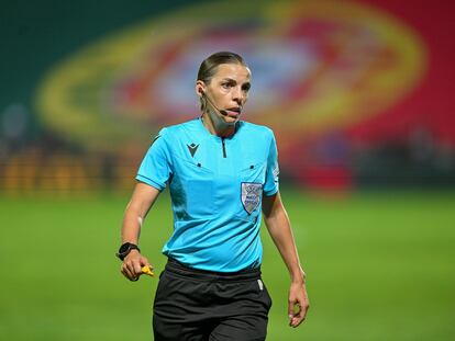 Stephanie Frappart durante un partido de clasificación para le Mundial femenino 2023 entre Portugal e Islandia en octubre.