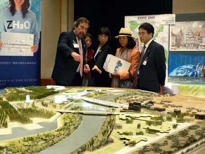Juan Alberto Belloch, alcalde de Zaragoza, enseña la maqueta de las instalaciones de la Expo 2008 expuesta en Aichi