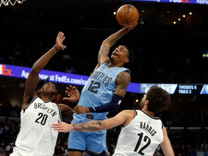 Ja Morant anota un mante ante Day'Ron Sharpe y Joe Harris esta madrugada en el partido entre Memphis Grizzlies y Brooklyn Nets.