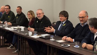 Carles Puigdemont (3d), durante su reunión en Bruselas con los diputados de su partido, JxCat, el 14 de marzo de 2018.