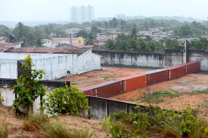 Os 16 containers foram instalados para separar as organizações criminosas.