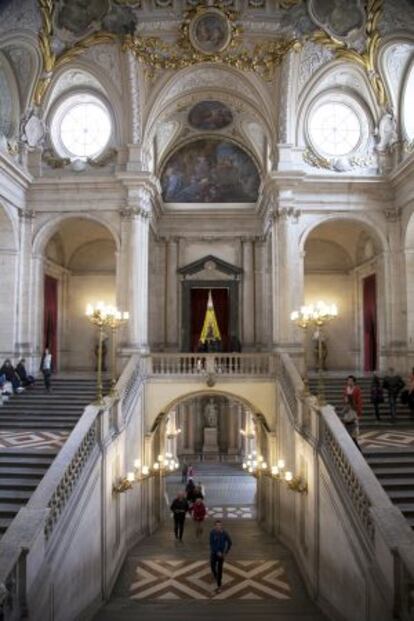 Escalera principal de acceso al palacio.