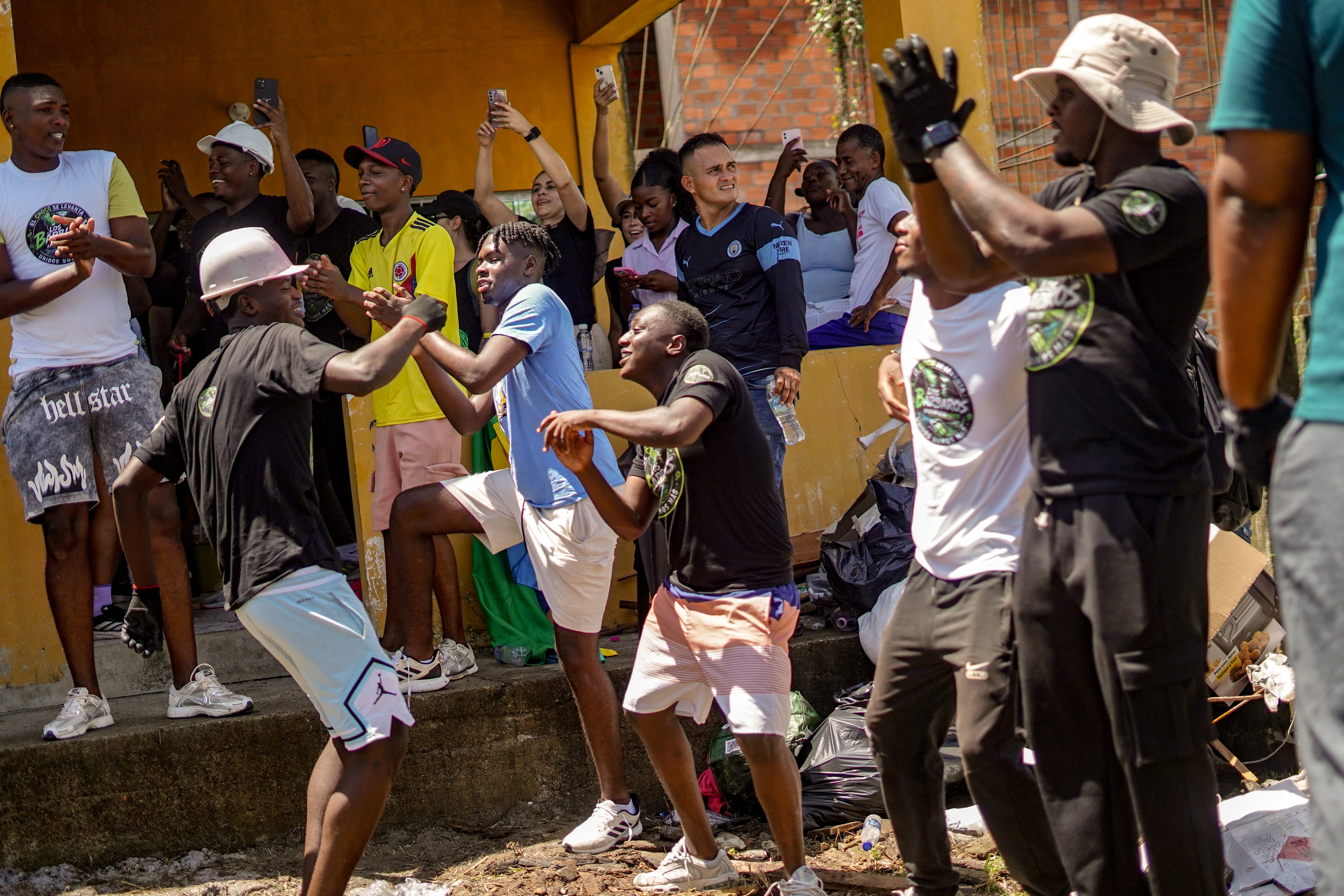 Los Bárbaros ya suman al menos 200 jóvenes voluntarios que a diario están por todo Quibdó ayudando a descargar camiones con ayuda humanitaria. 