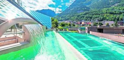 Laguna panorámica situada en la zona termolúdica de Caldea (Andorra), construida por Fluidra.