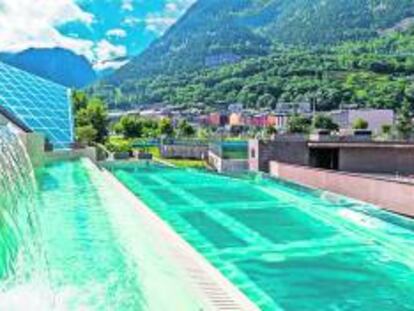 Laguna panorámica situada en la zona termolúdica de Caldea (Andorra), construida por Fluidra.