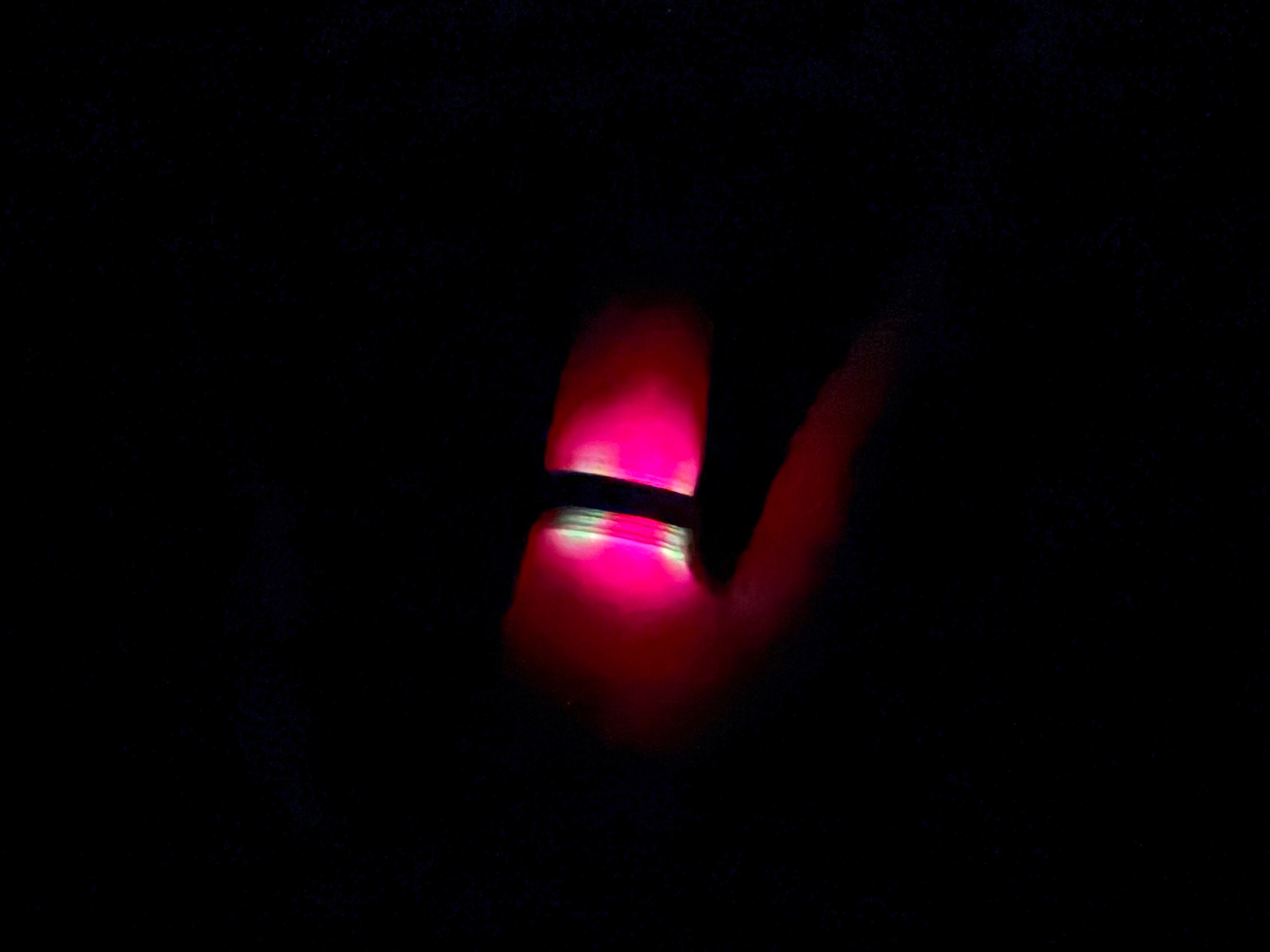 El anillo se ilumina en la oscuridad con luces verdes y rojas.