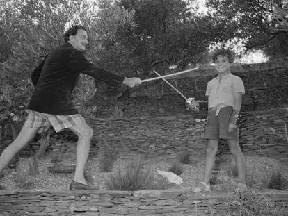 Salvador Dalí i Joan Figueres juguen amb espases a Portlligat, el 1951.