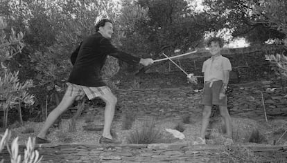 Salvador Dalí i Joan Figueres juguen amb espases a Portlligat, el 1951.