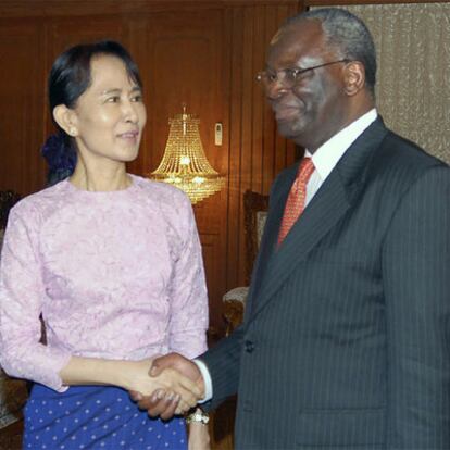 Aung San Suu Kyi, junto con el enviado de Naciones Unidas Ibrahim Gambari, en su casa de Rangún, donde la líder demócrata está sometida por la Junta Militar de Myanmar (antigua Birmania) a arresto domiciliario.