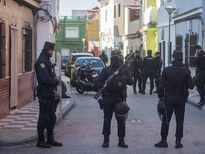 Operaci&oacute;n contra el narcotr&aacute;fico en el barrio de La Atunara de La L&iacute;nea (C&aacute;diz) el pasado jueves.