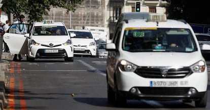 Varios taxis circulando por Madrid.