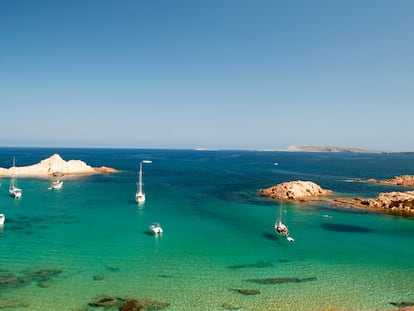 El agua no puede presentarse más limpia en Pregondó (Menorca), una cala que cuenta con dunas de exposición.