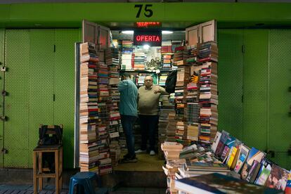 La librería de Francisco Suárez bajo el puente de Fuerzas Armadas en Caracas, Venezuela, el 21 de octubre de 2022.