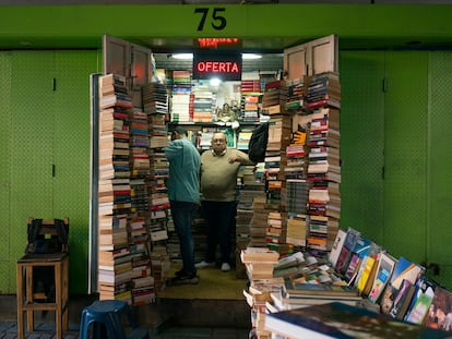 La librería de Francisco Suárez bajo el puente de Fuerzas Armadas en Caracas, Venezuela, el 21 de octubre de 2022.