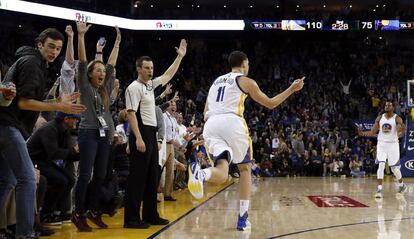 Thompson celecra tras anotar la canasta que suma 60 puntos.