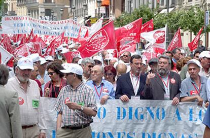 El secretario general de UGT, Cándido Méndez (segundo por la derecha), durante la manifestación de pensionistas.