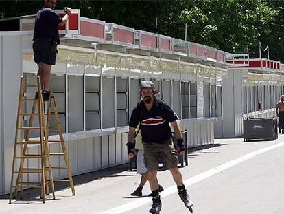 Montaje de las casetas de la Feria del Libro, en el paseo de Coches del Retiro, en una imagen de ayer.