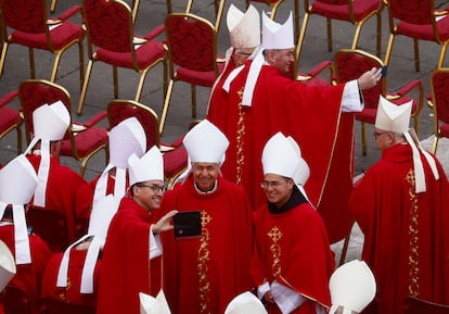 Varios cardenales se fotografían en la plaza de San Pedro del Vaticano, poco antes del comienzo de las exequias, que arrancaron a las 9.30. Francisco, el papa reinante, ha presidido una celebración histórica en el altar construido en el exterior de la basílica. Un acto inédito que ha precedido al funeral y entierro del primer papa que renunció al cargo desde 1415, cuando lo hizo Gregorio XII.