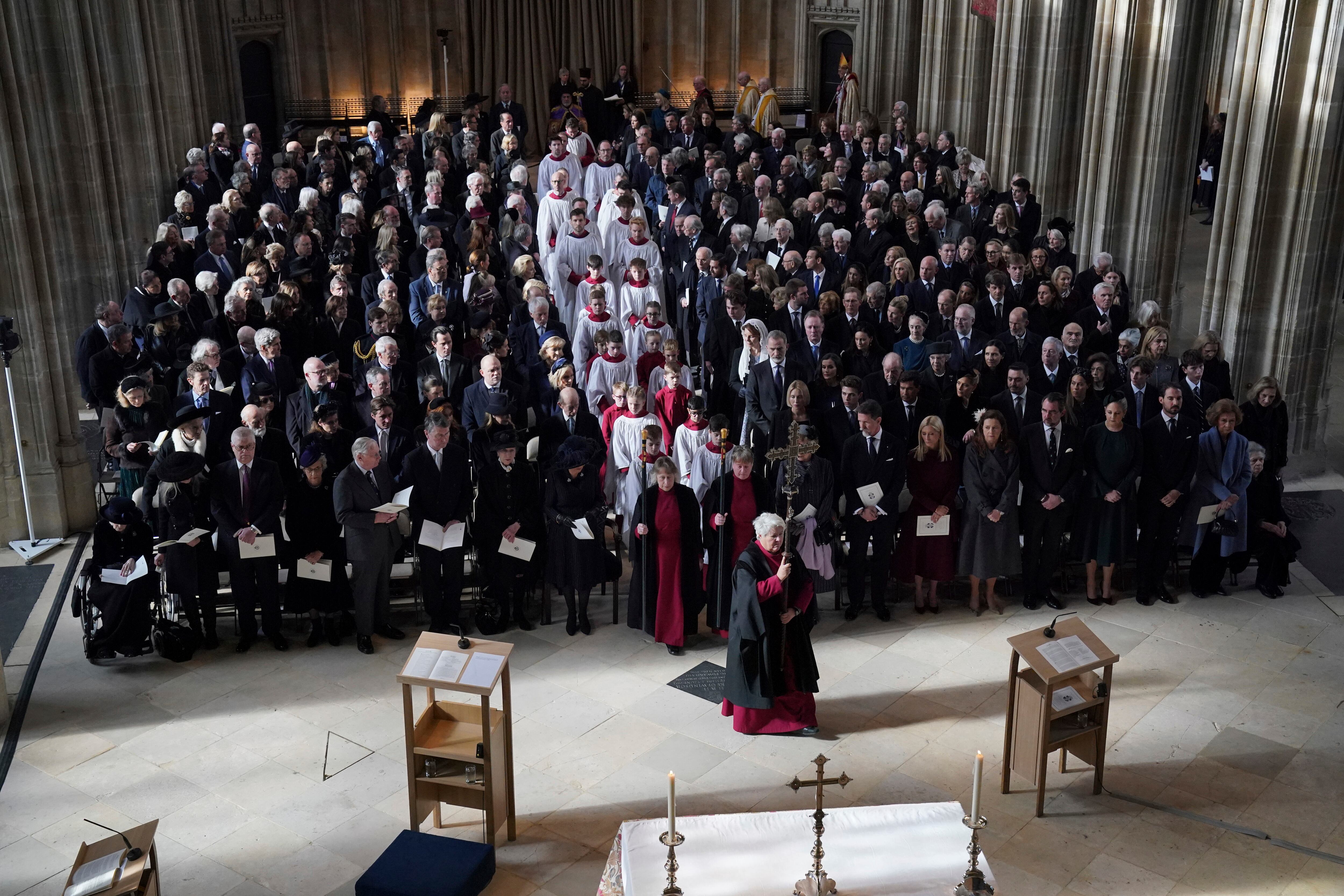 La ceremonia ha tenido lugar en la capilla de San Jorge, en el castillo de Windsor, Inglaterra. Estaba prevista la asistencia de Guillermo de Inglaterra, ahijado de Constantino, pero este mismo martes el heredero al trono británico llamó a la familia real griega para comunicarles que no asistiría a la ceremonia. En su ausencia, ha sido el príncipe Pablo, hijo de Constantino, quien ha leído la segunda lectura del servicio religioso.