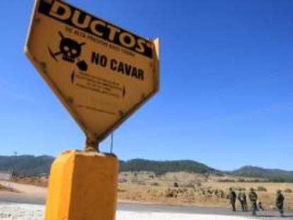 Militares montan guardia en una carretera que da acceso a una refinería de Pemex en México. EFE/Archivo