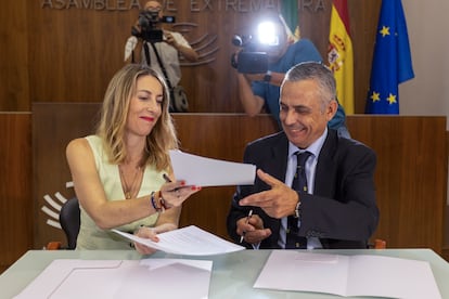 María Guardiola (i) y el candidato de Vox a la Presidencia de la Junta, Ángel Pelayo Gordillo, rubrican el acuerdo de gobierno de coalición este viernes en la Sala de la Autonomía del Parlamento extremeño. 