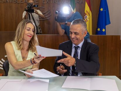 La líder del PP extremeño, María Guardiola (i), firma el acuerdo de Gobierno con el diputado de Vox, Ángel Pelayo Gordillo (d), el viernes 30 de junio.
