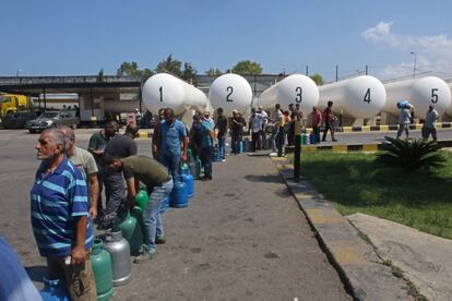 Un grupo espera para llenar sus depósitos de gas en la ciudad de Sidón, Líbano, en medio de una crisis económica cada vez más profunda.