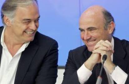 El ministro de Economía y Competitividad, Luis de Guindos (d), y el vicesecretario general del PP, Esteban González Pons, durante la reunión que ha mantenido hoy del equipo económico del partido.