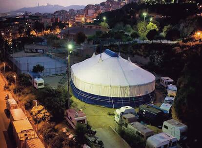 La carpa y el campamento de la Escuela de Circo Rogelio Rivel, situada junto al Ateneo Popular, ya representan las señas de identidad del barrio barcelonés de Nou Barris.