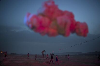 El 'Midburn Festival' de Israel. Se trata de un evento inspirado en el festival 'Burning Man' que se celebra anualmente en el desierto de Nevada (EEUU). Se crea una ciudad temporal en la que la comunidad convive con un estilo de vida basado en una expresión radical del arte y la creatividad. En la imagen, una de las esculturas colgadas en el campamento. 4 de junio de 2014.