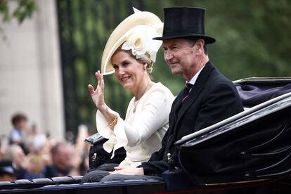 Sofía de Edimburgo y Timothy Laurence, marido de la princesa Ana, abandonan el palacio de Buckingham en carruaje de caballos durante el Trooping the Colour. 