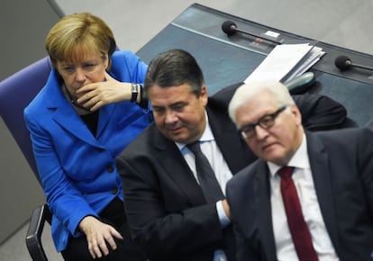 La cancellera Angela Merkel, amb els ministres socialdemòcrates d'Economia, Sigmar Gabriel, i d'Afers Exteriors, Frank-Walter Steinmeier, el novembre del 2014.